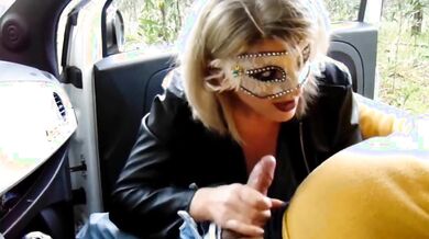 Moglie italiana cuckold succhia il cazzo in auto a guardone