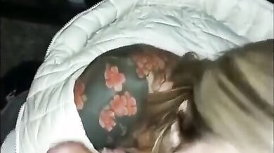 Moglie italiana succhia il cazzo a due guardoni e il cornuto guarda