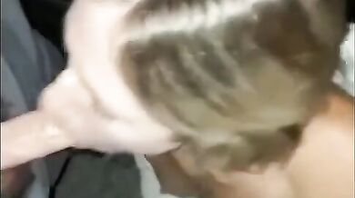 Moglie italiana succhia il cazzo a due guardoni e il cornuto guarda