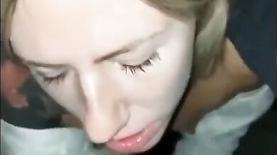 Moglie italiana succhia il cazzo a due guardoni e il cornuto guarda