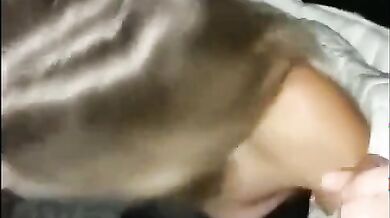 Moglie italiana succhia il cazzo a due guardoni e il cornuto guarda