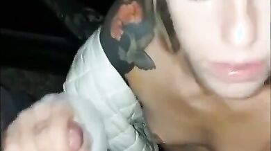 Moglie italiana succhia il cazzo a due guardoni e il cornuto guarda