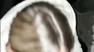 Moglie italiana succhia il cazzo a due guardoni e il cornuto guarda