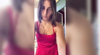 Ragazza italiana esibizionista fa vedere la fica alla finestra