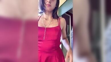 Ragazza italiana esibizionista fa vedere la fica alla finestra