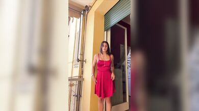 Ragazza italiana esibizionista fa vedere la fica alla finestra