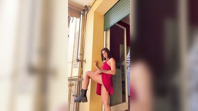 Ragazza italiana esibizionista fa vedere la fica alla finestra