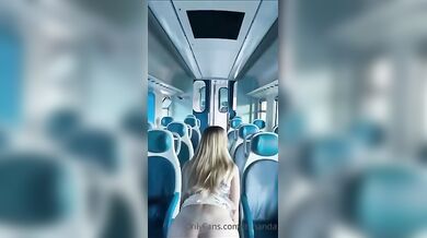 Nanda onlyfanser italiana si spoglia nuda in treno