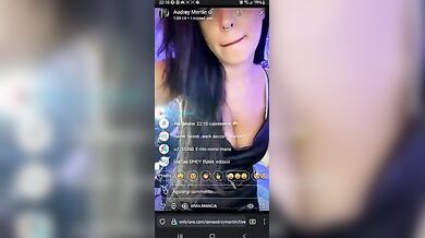 Nuova live della Martin in topless Of