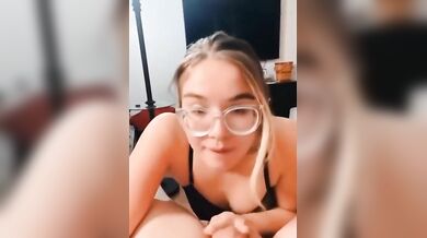 Pompino fidanzata con occhiali troia