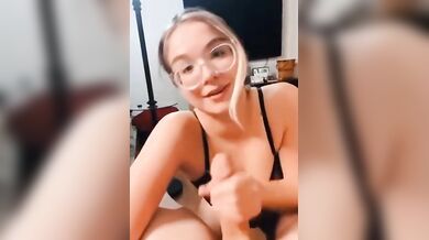 Pompino fidanzata con occhiali troia