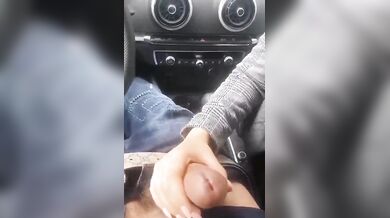Pompino in auto fidanzata araba