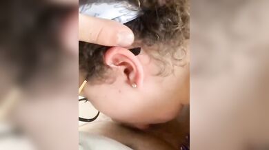 Pompino in auto fidanzata italiana con occhiali