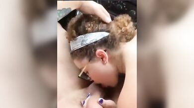 Pompino in auto fidanzata italiana con occhiali