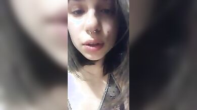 Teen 2003 si infila spazzola nella fica