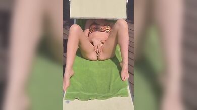 Milf prende il sole e si sditalina sul balcone