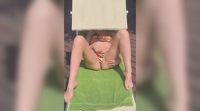 Milf prende il sole e si sditalina sul balcone