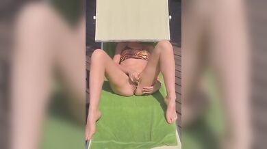 Milf prende il sole e si sditalina sul balcone