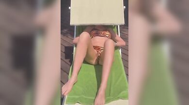 Milf prende il sole e si sditalina sul balcone