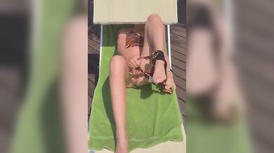 Milf prende il sole e si sditalina sul balcone