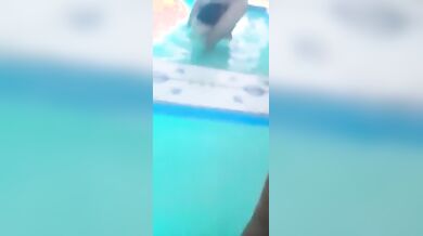 Ragazza italiana succhia due cazzi alla Spa