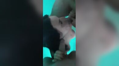 Ragazza italiana succhia due cazzi alla Spa