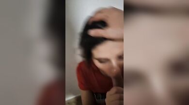 Pompino giovane fidanzata che ama la sborra