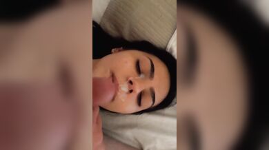 Fidanzata la prende tutta in faccia