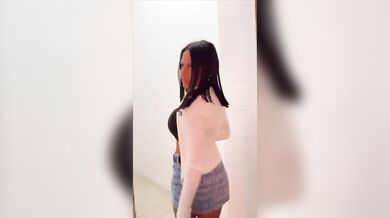 Margot Profumi Caserta si masturba nel bagno alla pompa di benzina