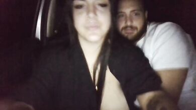 Pompino in macchina coppia napoletana con lei tettona esagerata