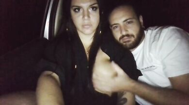 Pompino in macchina coppia napoletana con lei tettona esagerata