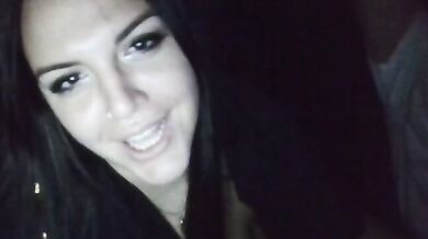 Pompino in macchina coppia napoletana con lei tettona esagerata