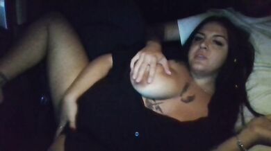 Pompino in macchina coppia napoletana con lei tettona esagerata