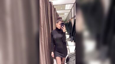 Milf italiana va a fare shopping e si masturba in camerino