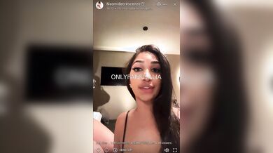 Naomi De Crescenzo - Diretta of con amica con bacio lesbo