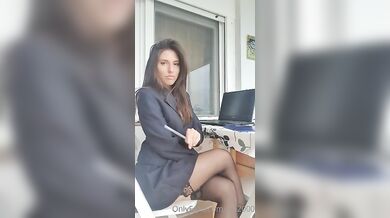 Segretara citaliana fica con gran bel culo strip of