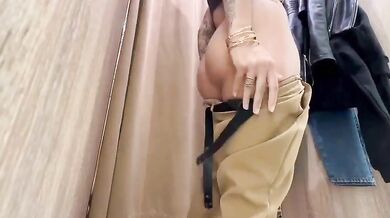 Italiane lesbiche scopano in camerino