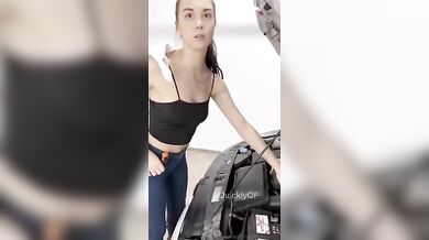 Ambra Bianchini meccanico sexy scopata in officina da cliente of