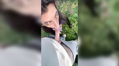 Bocchino all'aperto moglie porca