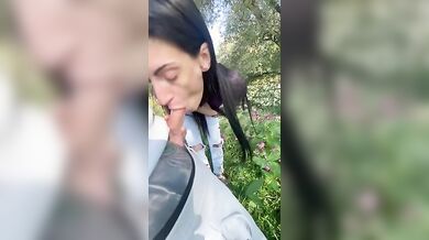 Bocchino all'aperto moglie porca