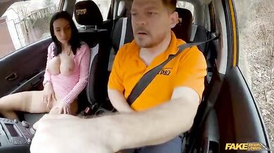 Giulia Diamond scopata nell'esame di scuola guida