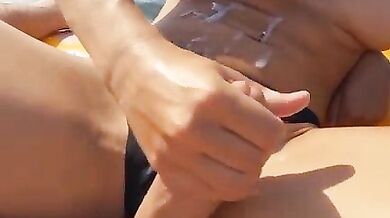 Scopata sul gommone coppia esibizionista