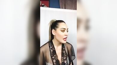 Paola Saulino live mostra le tettone e culo Instagram
