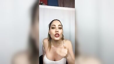 Paola Saulino live mostra le tettone e culo Instagram