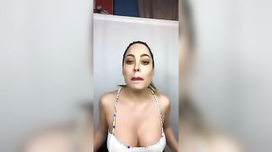 Paola Saulino live mostra le tettone e culo Instagram