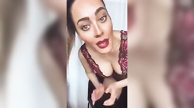 Paola Saulino spiega come masturbare una donna