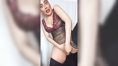 Paola Saulino spiega come masturbare una donna