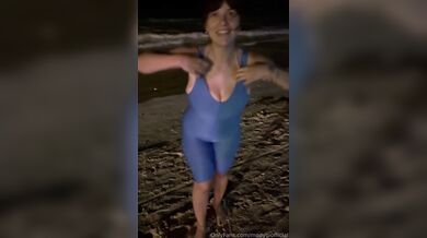 Mady topless al mare