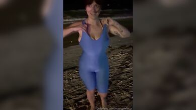 Mady topless al mare