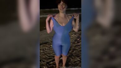 Mady topless al mare